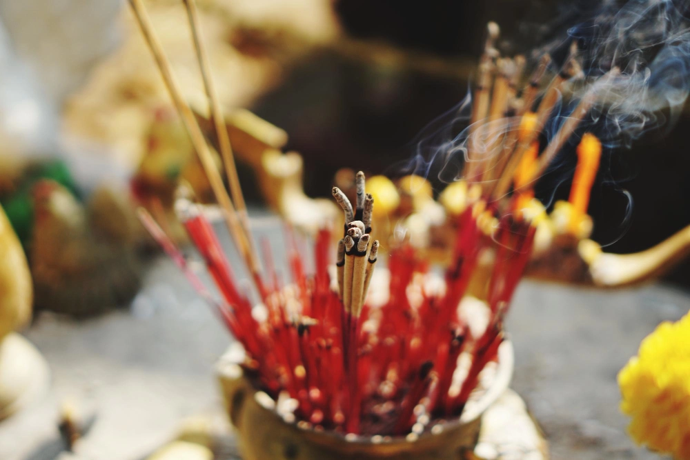 ไหว้เจ้าที่กลางแจ้ง ไม่มีศาล ใช้ธูปกี่ดอก